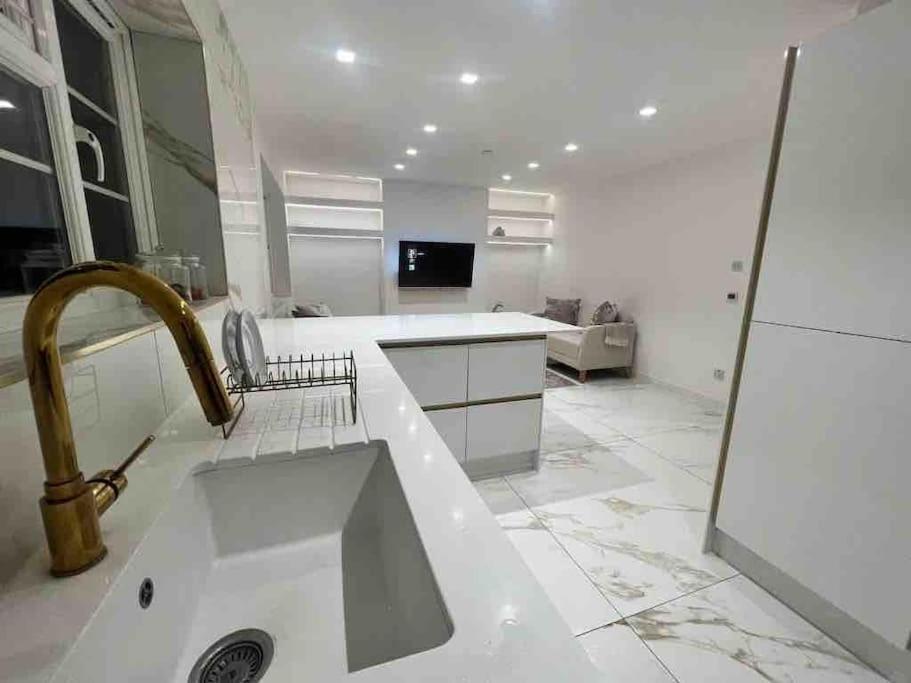 Premium Private Apartment Minutes To Central Londyn Zewnętrze zdjęcie